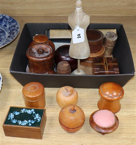 Assorted treen objects and sundries